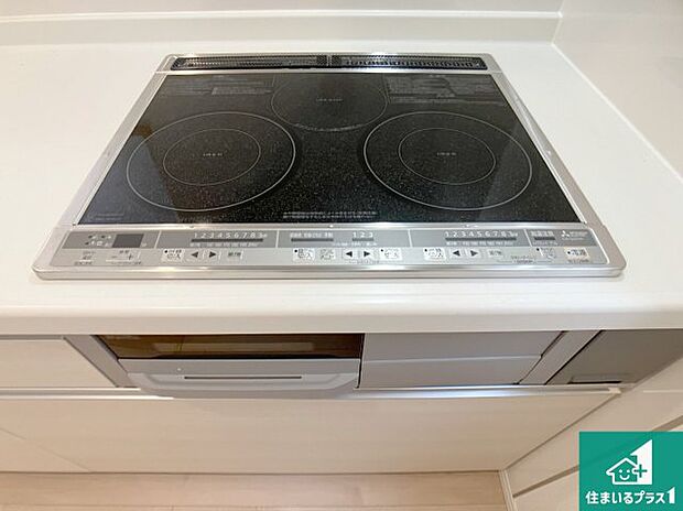 【コンロ】火を使わないので、安心なIHコンロ!でこぼこが無い構造なので、掃除もしやすく清潔に保てます!