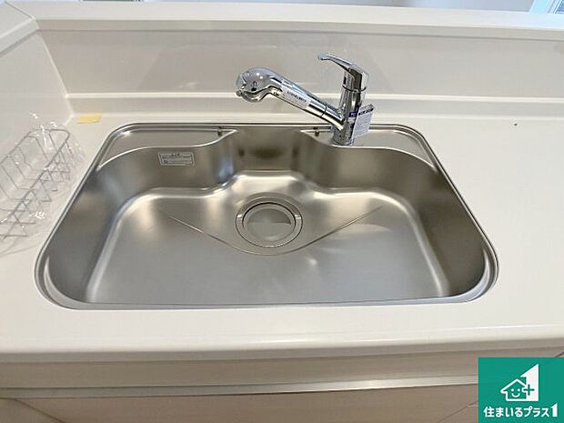 【キッチンシンク】蛇口の先端に浄水器を内蔵しています!原水と浄水、お湯と冷水、シャワーの切替えがワンタッチなので用途によって使い分けられます。