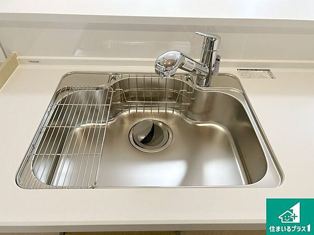 【キッチンシンク】蛇口の先端に浄水器を内蔵しています！原水と浄水、お湯と冷水、シャワーの切替えがワンタッチなので用途によって使い分けられます。