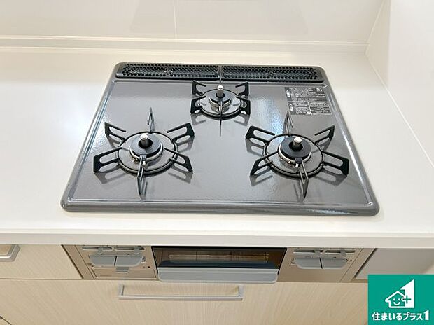 【コンロ】ダブル高火力Ｓｉセンサー付きコンロ！３口あるので、まとめて料理をする時も大活躍！