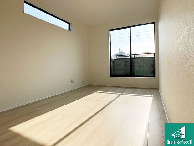 【洋室】寝室は心地よい眠りについてもらいたくて、シンプルかつ開放的な空間な設計にしています！大きな窓から差し込む日が心地いいです♪