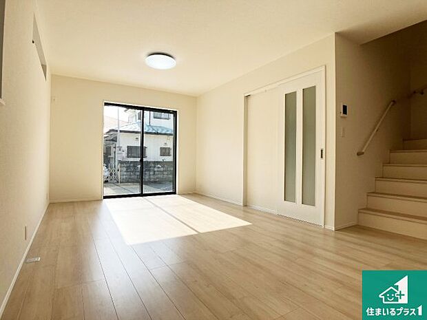 【居間・リビング】日当たり良好の明るいリビングで朝の目覚めもスッキリできそう！対面キッチンでご家族のコミュニケーションも自然と増える設計！小さなお子様が遊ぶスペースを作っても広々とくつろげるLDK！