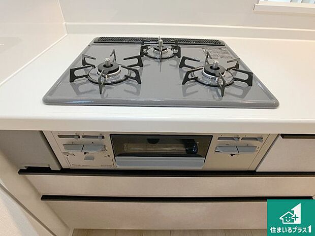 【コンロ】ダブル高火力Ｓｉセンサー付きコンロ！３口あるので、まとめて料理をする時も大活躍！
