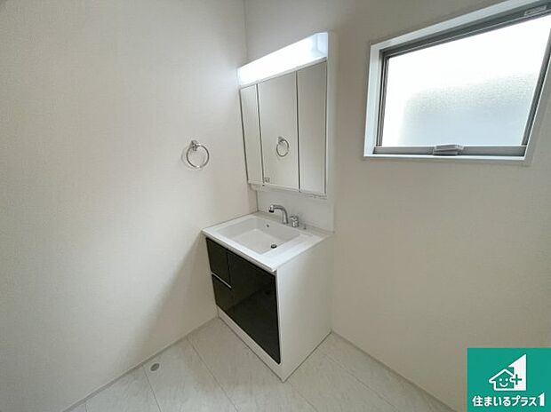 【独立洗面台】清潔感のある洗面台です。フラットな鏡は掃除がしやすく毎日清潔!鏡裏には収納があるのでスッキリとした洗面台が保てます。