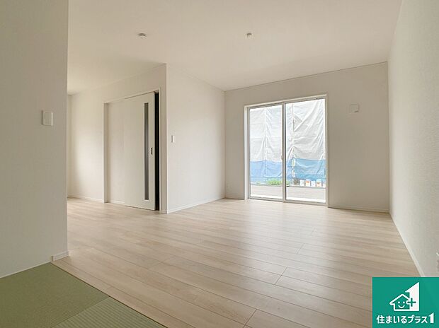 【居間・リビング】日当たり良好の明るいリビングで朝の目覚めもスッキリできそう!対面キッチンでご家族のコミュニケーションも自然と増える設計!小さなお子様が遊ぶスペースを作っても広々とくつろげるLDK!