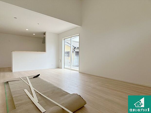 【居間・リビング】日当たり良好の明るいリビングで朝の目覚めもスッキリできそう!対面キッチンでご家族のコミュニケーションも自然と増える設計!小さなお子様が遊ぶスペースを作っても広々とくつろげるLDK!