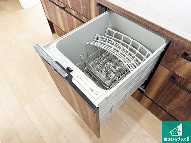 【食器洗浄乾燥機】食事後の一仕事、食器洗いをボタン一つでお任せできちゃいます!場所を取らないビルトイン式なので、お料理スペースもしっかり確保!