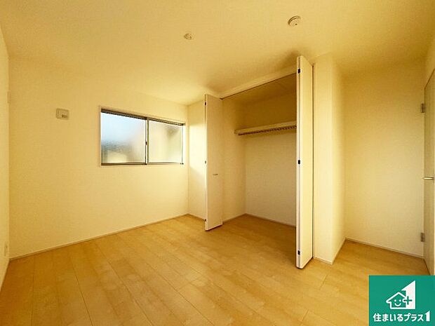 【洋室】寝室は心地よい眠りについてもらいたくて、シンプルかつ開放的な空間な設計にしています!大きな窓から差し込む日が心地いいです♪