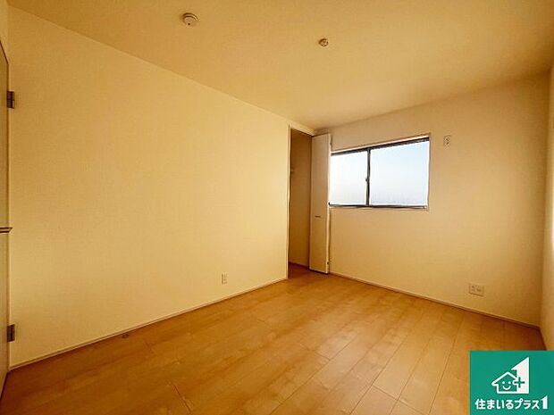 【洋室】収納スペースが充実しているので子供の成長に合わせてたくさん収納ができます!家族構成に合わせた様々な活用ができる収納!