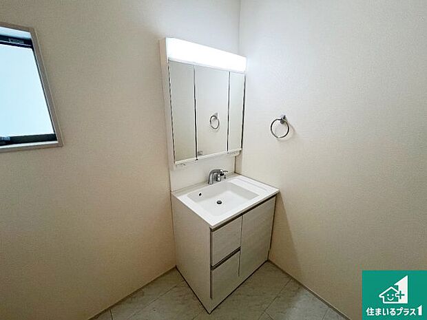 【独立洗面台】清潔感のある洗面台です。フラットな鏡は掃除がしやすく毎日清潔!鏡裏には収納があるのでスッキリとした洗面台が保てます。