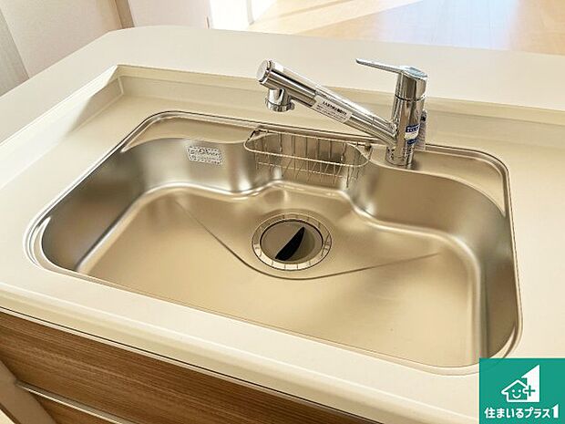 【独立洗面台】清潔感のある洗面台です。フラットな鏡は掃除がしやすく毎日清潔!ホースは引き出して使えるので洗顔やお掃除の際に便利です!