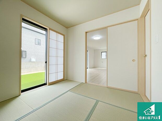 【和室】一室あると便利な和室は客間としてだけでなく、小さなお子様のプレイルームや食後のくつろぎスペースとしてもご利用いただけます。収納もついていますので大活躍間違いなし！