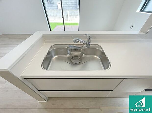 【キッチンシンク】蛇口の先端に浄水器を内蔵しています！原水と浄水、お湯と冷水、シャワーの切替えがワンタッチなので用途によって使い分けられます。