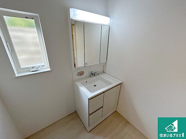 【独立洗面台】清潔感のある洗面台です。フラットな鏡は掃除がしやすく毎日清潔！鏡裏には収納があるのでスッキリとした洗面台が保てます。