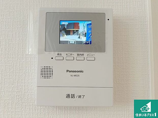 【カラーモニターインターホン】声だけでなく来訪者の姿や顔がモニターで確認できるので、小さなお子様がいらっしゃるご家庭でも安心できます！