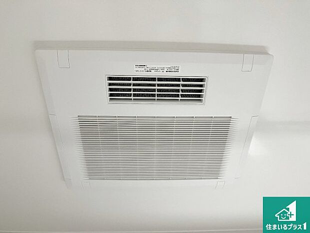 【浴室暖房乾燥機】四季を通して快適なバスライフをお手伝いする浴室暖房乾燥機！浴室の乾燥・暖房・涼風・換気はもちろん、２４時間換気にも対応！ 