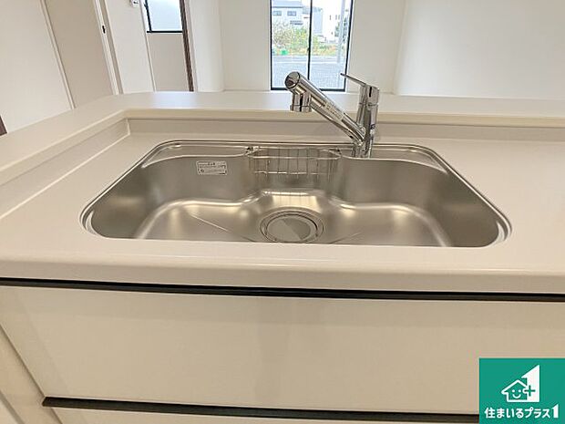 【キッチンシンク】蛇口の先端に浄水器を内蔵しています！原水と浄水、お湯と冷水、シャワーの切替えがワンタッチなので用途によって使い分けられます。