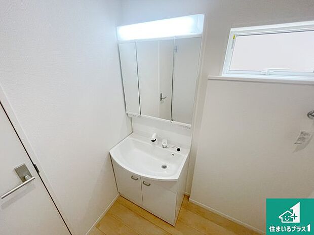 【独立洗面台】清潔感のある洗面台です。フラットな鏡は掃除がしやすく毎日清潔！鏡裏には収納があるのでスッキリとした洗面台が保てます。