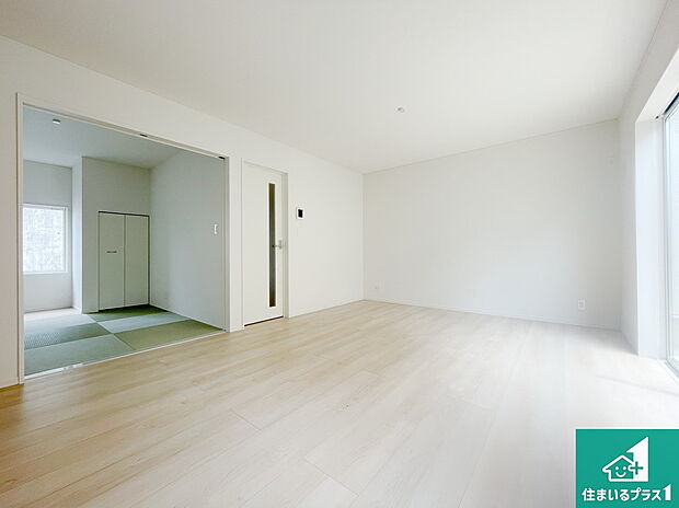 【居間・リビング】日当たり良好の明るいリビングで朝の目覚めもスッキリできそう！対面キッチンでご家族のコミュニケーションも自然と増える設計！小さなお子様が遊ぶスペースを作っても広々とくつろげるLDK！