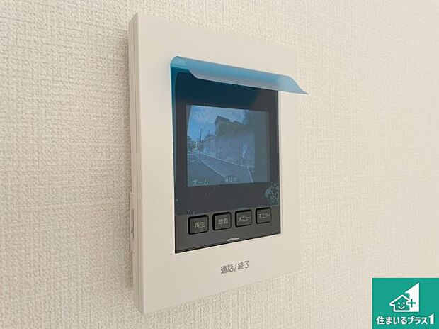 【カラーモニターインターホン】声だけでなく来訪者の姿や顔がモニターで確認できるので、小さなお子様がいらっしゃるご家庭でも安心できます！
