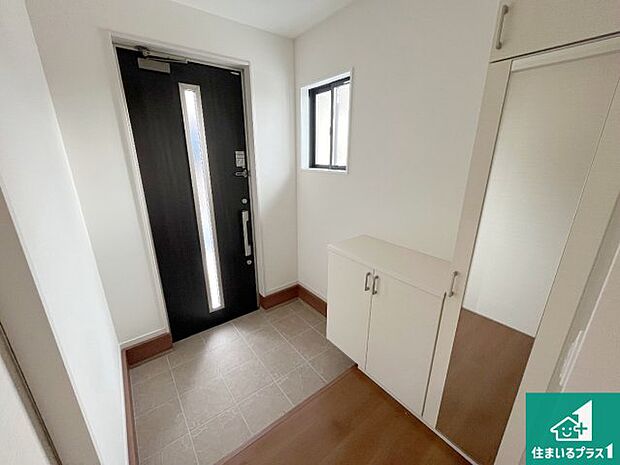 【玄関】シューズボックスにはたくさんの靴が収納できるので玄関周りはいつもスッキリ！ご家族が増えても安心！