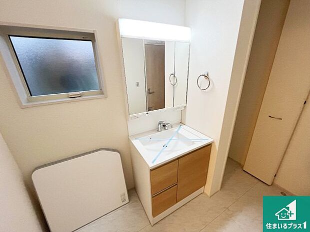 【独立洗面台】清潔感のある洗面台です。フラットな鏡は掃除がしやすく毎日清潔！鏡裏には収納があるのでスッキリとした洗面台が保てます。