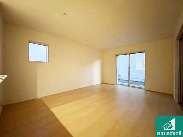 【居間・リビング】日当たり良好の明るいリビングで朝の目覚めもスッキリできそう！対面キッチンでご家族のコミュニケーションも自然と増える設計！小さなお子様が遊ぶスペースを作っても広々とくつろげるLDK！