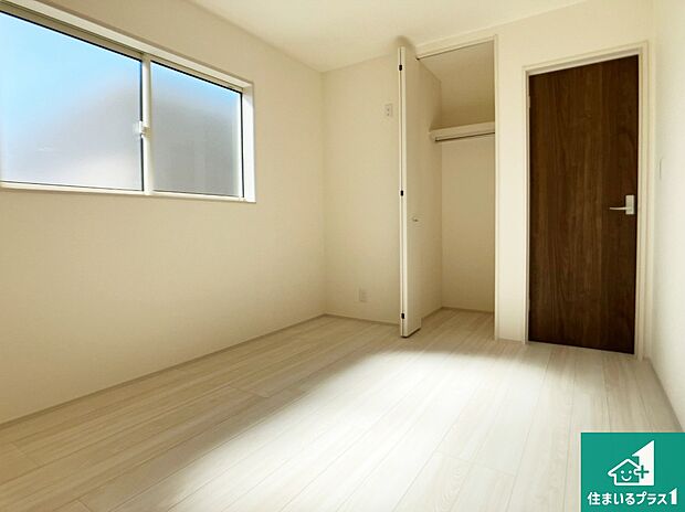 【洋室】収納スペースが充実しているので子供の成長に合わせてたくさん収納ができます!家族構成に合わせた様々な活用ができる収納!