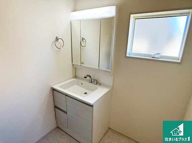 【独立洗面台】清潔感のある洗面台です。フラットな鏡は掃除がしやすく毎日清潔!鏡裏には収納があるのでスッキリとした洗面台が保てます。