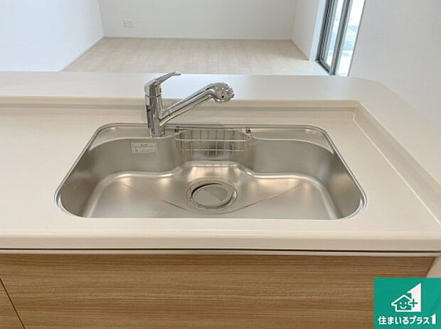 【キッチンシンク】蛇口の先端に浄水器を内蔵しています!原水と浄水、お湯と冷水、シャワーの切替えがワンタッチなので用途によって使い分けられます。