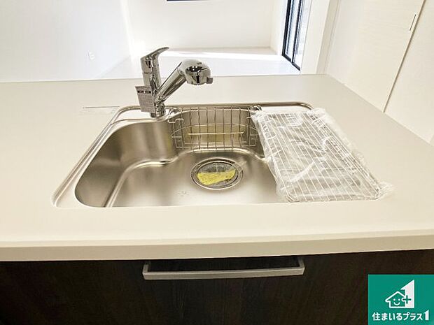 【キッチンシンク】蛇口の先端に浄水器を内蔵しています!原水と浄水、お湯と冷水、シャワーの切替えがワンタッチなので用途によって使い分けられます。