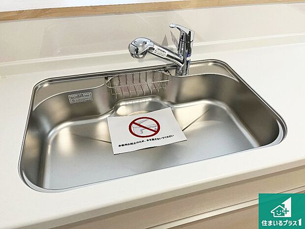 【キッチンシンク】蛇口の先端に浄水器を内蔵しています!原水と浄水、お湯と冷水、シャワーの切替えがワンタッチなので用途によって使い分けられます。