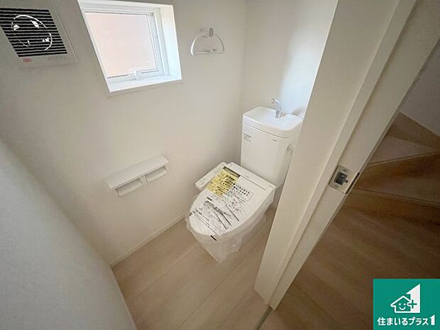 【独立洗面台】清潔感のある洗面台です。フラットな鏡は掃除がしやすく毎日清潔!ホースは引き出して使えるので洗顔やお掃除の際に便利です!