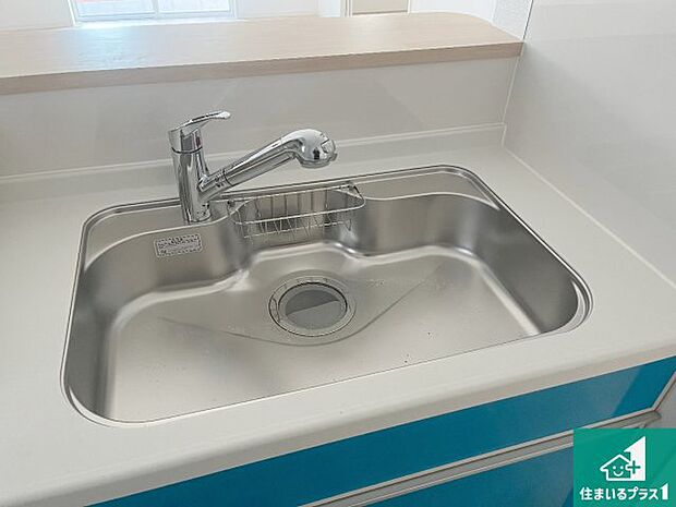 【キッチンシンク】蛇口の先端に浄水器を内蔵しています!原水と浄水、お湯と冷水、シャワーの切替えがワンタッチなので用途によって使い分けられます。