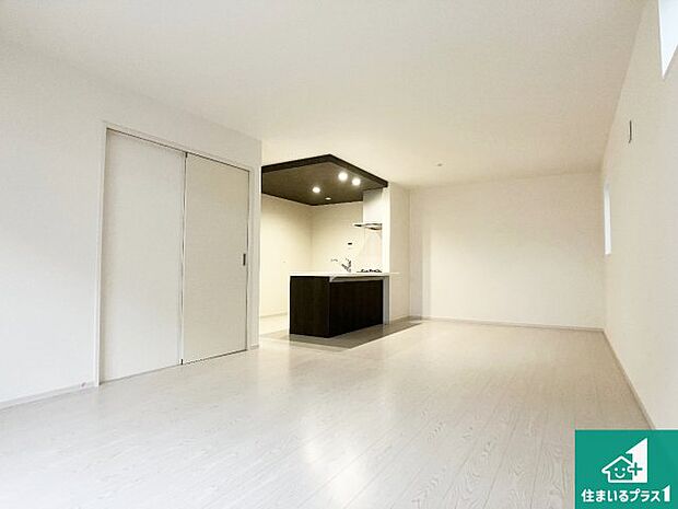 【居間・リビング】シンプルなリビングは、観葉植物等のインテリアを楽しめますね!パパ好みにも、ママ好みにも家具次第で雰囲気を変えることができます!