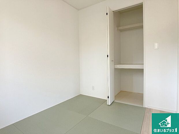 【和室】一室あると便利な和室は客間としてだけでなく、小さなお子様のプレイルームや食後のくつろぎスペースとしてもご利用いただけます。収納もついていますので大活躍間違いなし!
