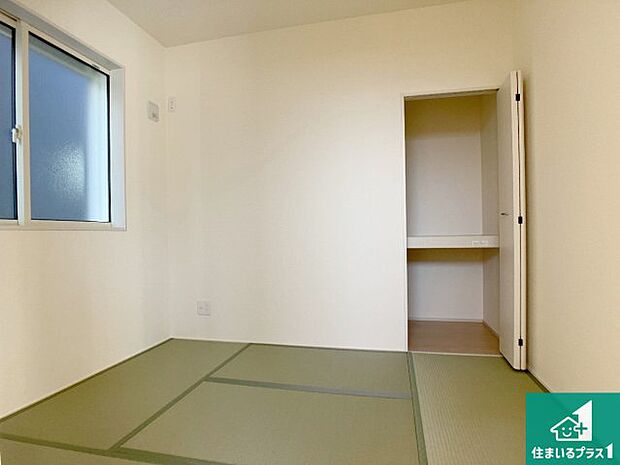 【和室】一室あると便利な和室は客間としてだけでなく、小さなお子様のプレイルームや食後のくつろぎスペースとしてもご利用いただけます。収納もついていますので大活躍間違いなし!