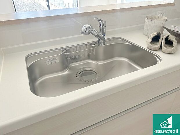 【キッチンシンク】蛇口の先端に浄水器を内蔵しています!原水と浄水、お湯と冷水、シャワーの切替えがワンタッチなので用途によって使い分けられます。