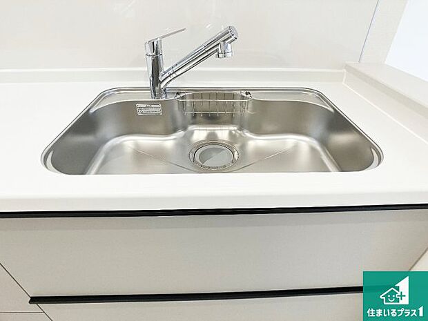 【キッチンシンク】蛇口の先端に浄水器を内蔵しています!原水と浄水、お湯と冷水、シャワーの切替えがワンタッチなので用途によって使い分けられます。