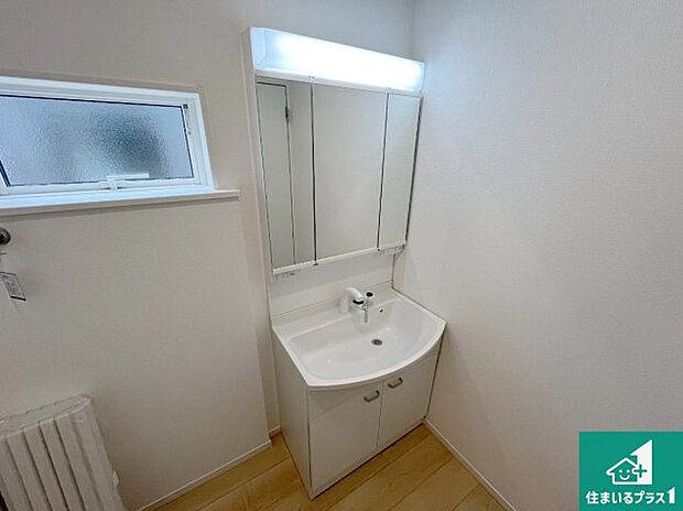 【独立洗面台】清潔感のある洗面台です。フラットな鏡は掃除がしやすく毎日清潔!鏡裏には収納があるのでスッキリとした洗面台が保てます。