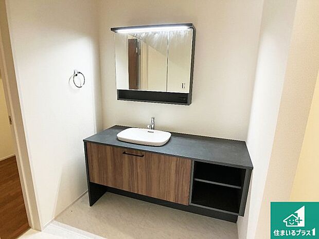 【独立洗面台】清潔感のある洗面台です。フラットな鏡は掃除がしやすく毎日清潔!鏡裏には収納があるのでスッキリとした洗面台が保てます。