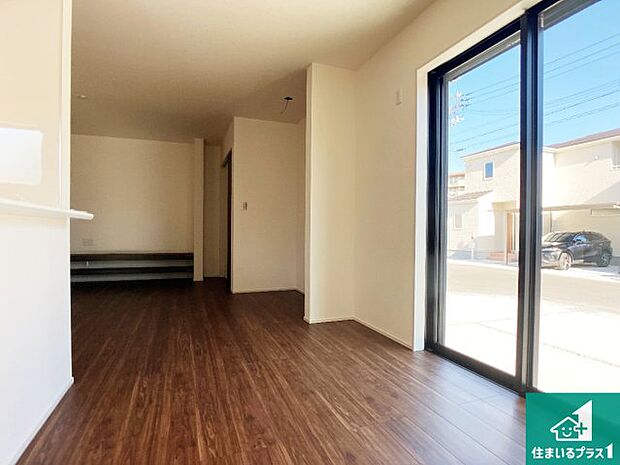 【居間・リビング】日当たり良好の明るいリビングで朝の目覚めもスッキリできそう!対面キッチンでご家族のコミュニケーションも自然と増える設計!小さなお子様が遊ぶスペースを作っても広々とくつろげるLDK!