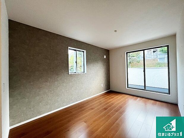 【洋室】寝室は心地よい眠りについてもらいたくて、シンプルかつ開放的な空間な設計にしています!大きな窓から差し込む日が心地いいです♪