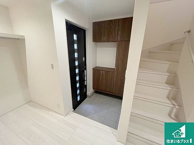 【玄関】シューズボックスにはたくさんの靴が収納できるので玄関周りはいつもスッキリ!ご家族が増えても安心!