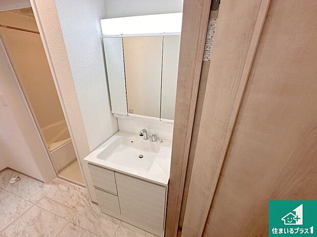 【独立洗面台】清潔感のある洗面台です。フラットな鏡は掃除がしやすく毎日清潔!鏡裏には収納があるのでスッキリとした洗面台が保てます。