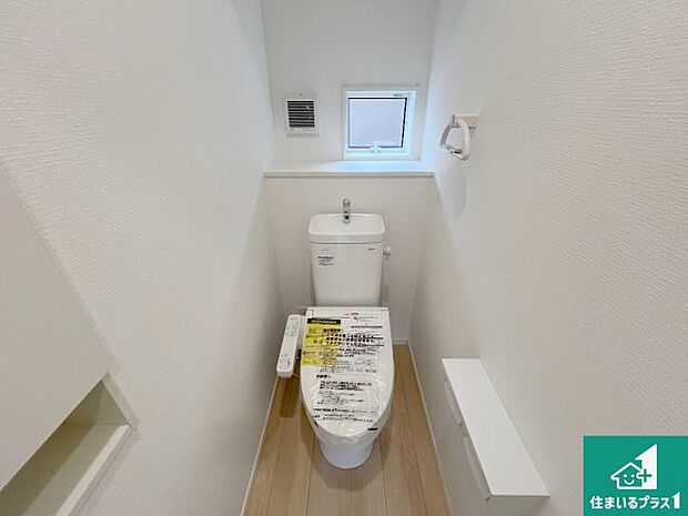 【トイレ】1・2階の2ヶ所にあるので、朝の忙しい時間の順番待ちもなく、深夜の利用にも大変便利です。