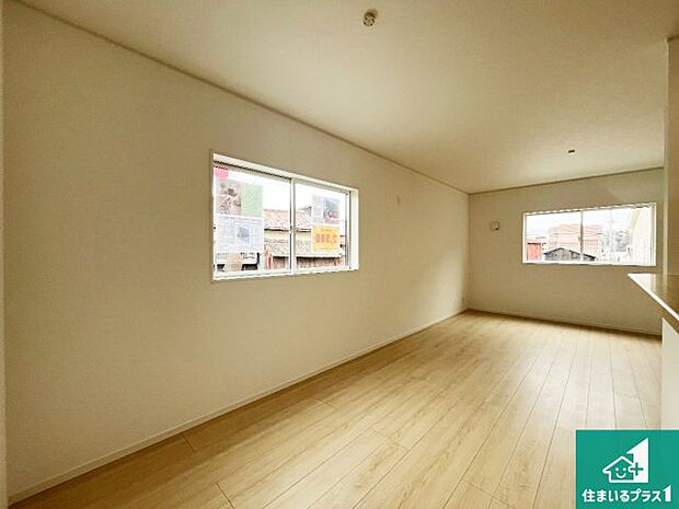 【居間・リビング】日当たり良好の明るいリビングで朝の目覚めもスッキリできそう!対面キッチンでご家族のコミュニケーションも自然と増える設計!小さなお子様が遊ぶスペースを作っても広々とくつろげるLDK!