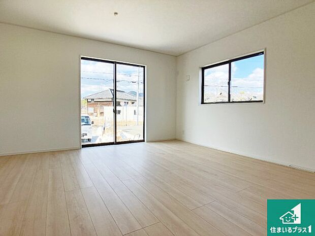 【居間・リビング】日当たり良好の明るいリビングで朝の目覚めもスッキリできそう!対面キッチンでご家族のコミュニケーションも自然と増える設計!小さなお子様が遊ぶスペースを作っても広々とくつろげるLDK!