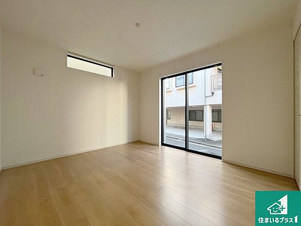 【洋室】寝室は心地よい眠りについてもらいたくて、シンプルかつ開放的な空間な設計にしています!大きな窓から差し込む日が心地いいです♪