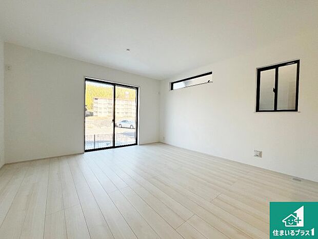 【居間・リビング】日当たり良好の明るいリビングで朝の目覚めもスッキリできそう!対面キッチンでご家族のコミュニケーションも自然と増える設計!小さなお子様が遊ぶスペースを作っても広々とくつろげるLDK!